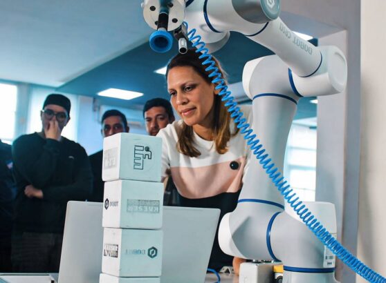 Brazo robótico DOBOT CR5A en proceso industrial – robot colaborativo en Uruguay