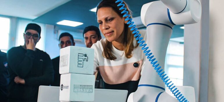 Brazo robótico DOBOT CR5A en proceso industrial – robot colaborativo en Uruguay