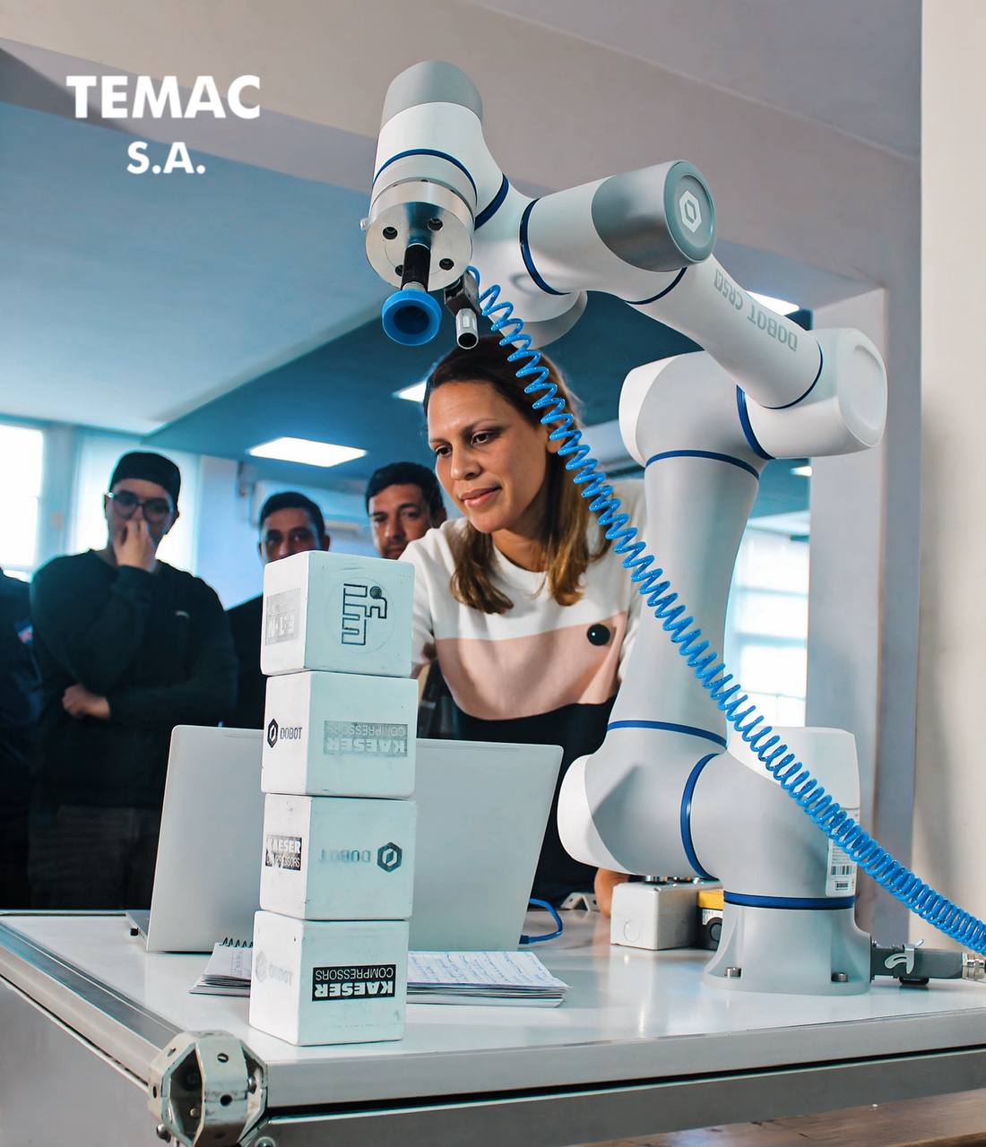 Brazo robótico DOBOT CR5A en proceso industrial – robot colaborativo en Uruguay