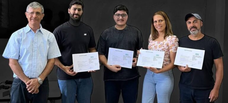 Grupo de profesionales uruguayos finalizando el curso de Electricidad Aplicada a la Industria dictado por TEMAC S.A. y el profesor José Romay.