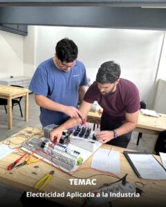 Estudiantes realizando prácticas en el curso de Electricidad Aplicada a la Industria dictado por TEMAC S.A.