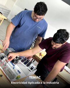 Estudiantes realizando prácticas en el curso de Electricidad Aplicada a la Industria dictado por TEMAC S.A.
