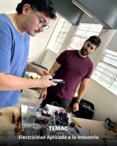 Estudiantes realizando prácticas en el curso de Electricidad Aplicada a la Industria dictado por TEMAC S.A.