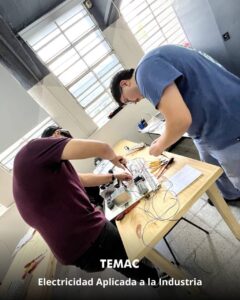 Estudiantes realizando prácticas en el curso de Electricidad Aplicada a la Industria dictado por TEMAC S.A.