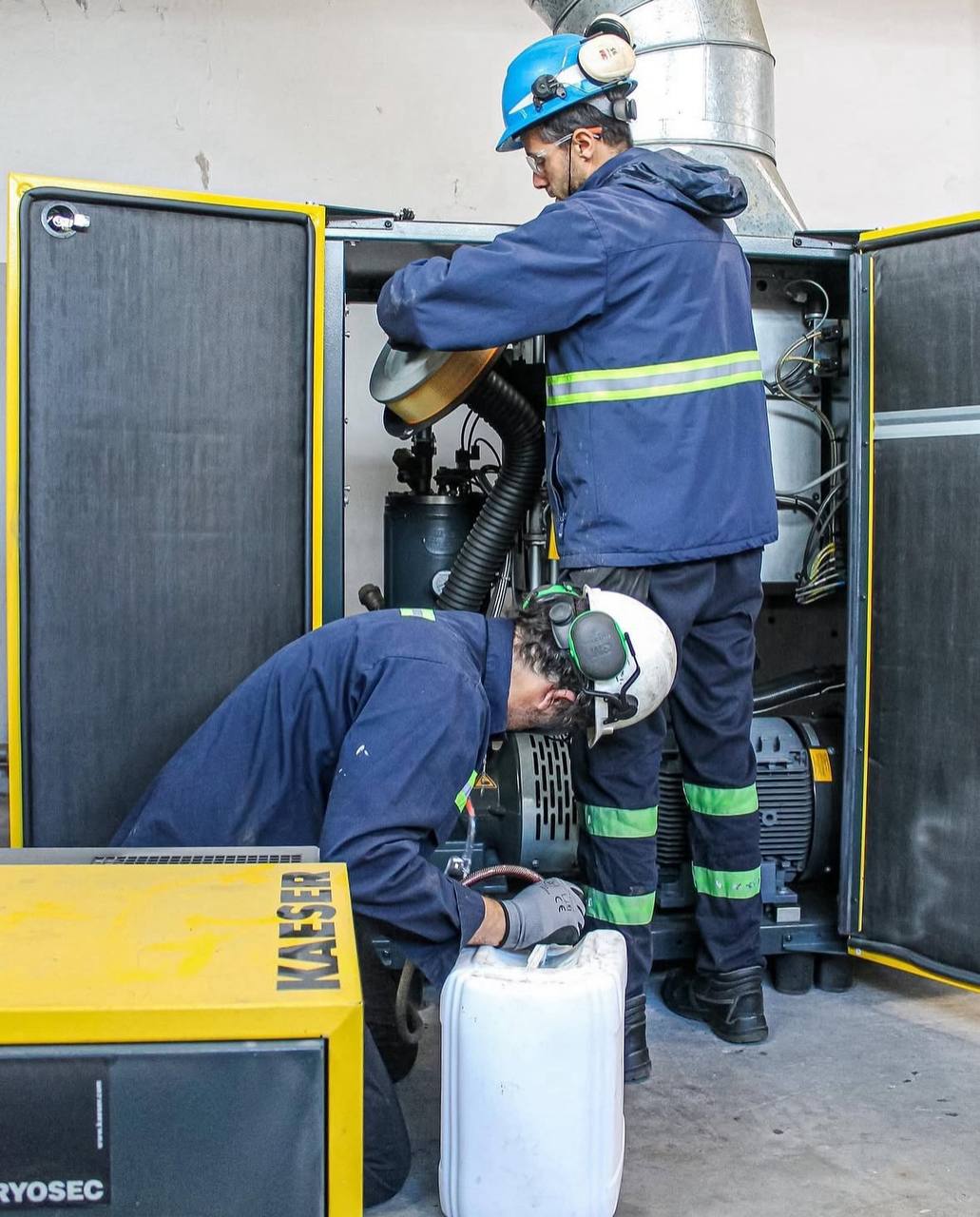 Técnico especializado de TEMAC S.A. realizando mantenimiento preventivo a un compresor de aire industrial Kaeser.