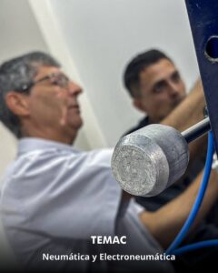 Profesionales uruguayos realizando prácticas en el curso de Neumática y Electroneumática dictado por TEMAC S.A.