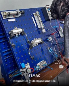 Profesionales uruguayos realizando prácticas en el curso de Neumática y Electroneumática dictado por TEMAC S.A.