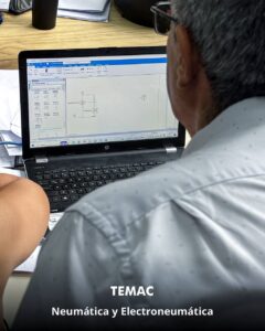 Profesionales uruguayos realizando prácticas en el curso de Neumática y Electroneumática dictado por TEMAC S.A.