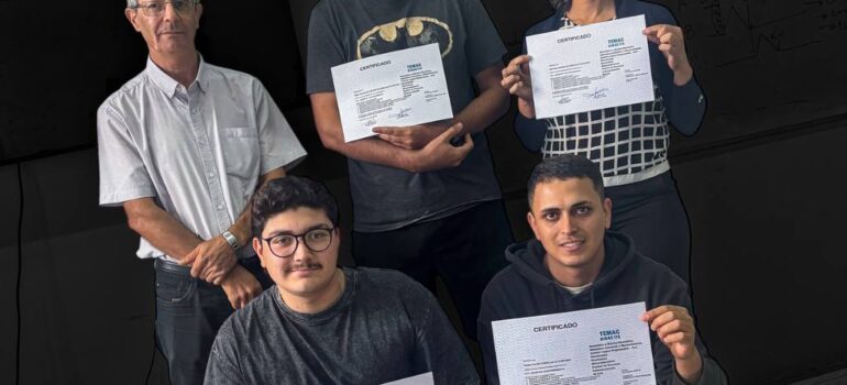 Profesionales uruguayos realizando prácticas en el curso de Neumática y Electroneumática dictado por TEMAC S.A.