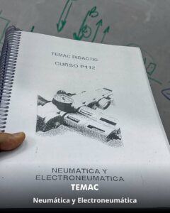 Profesionales uruguayos realizando prácticas en el curso de Neumática y Electroneumática dictado por TEMAC S.A.