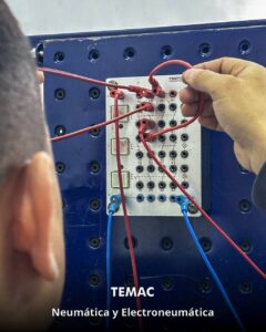 Profesionales uruguayos realizando prácticas en el curso de Neumática y Electroneumática dictado por TEMAC S.A.
