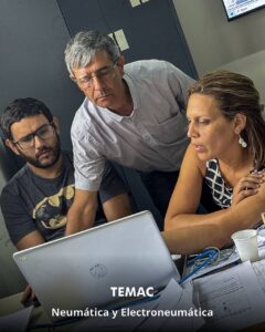 Profesionales uruguayos realizando prácticas en el curso de Neumática y Electroneumática dictado por TEMAC S.A.