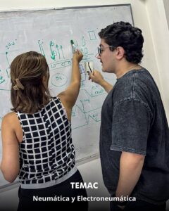 Profesionales uruguayos realizando prácticas en el curso de Neumática y Electroneumática dictado por TEMAC S.A.