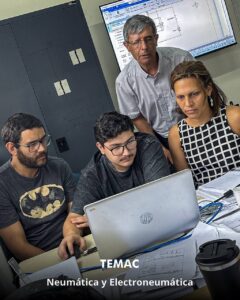 Profesionales uruguayos realizando prácticas en el curso de Neumática y Electroneumática dictado por TEMAC S.A.