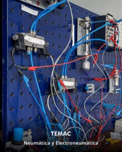 Profesionales uruguayos realizando prácticas en el curso de Neumática y Electroneumática dictado por TEMAC S.A.