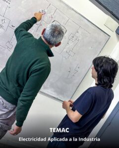 Profesionales y técnicos egresados del curso de capacitación industrial en Electricidad Aplicada dictado por TEMAC S.A. en Montevideo, Uruguay.