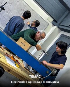 Profesionales y técnicos egresados del curso de capacitación industrial en Electricidad Aplicada dictado por TEMAC S.A. en Montevideo, Uruguay.