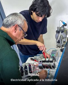 Profesionales y técnicos egresados del curso de capacitación industrial en Electricidad Aplicada dictado por TEMAC S.A. en Montevideo, Uruguay.