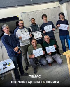 Profesionales y técnicos egresados del curso de capacitación industrial en Electricidad Aplicada dictado por TEMAC S.A. en Montevideo, Uruguay.