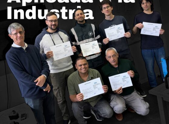 Profesionales y técnicos egresados del curso de capacitación industrial en Electricidad Aplicada dictado por TEMAC S.A. en Montevideo, Uruguay.