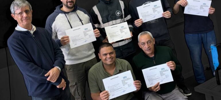 Profesionales y técnicos egresados del curso de capacitación industrial en Electricidad Aplicada dictado por TEMAC S.A. en Montevideo, Uruguay.