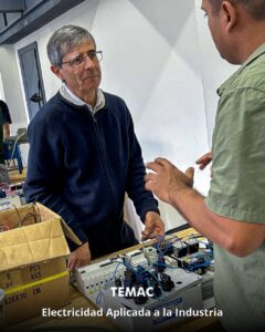 Profesionales y técnicos egresados del curso de capacitación industrial en Electricidad Aplicada dictado por TEMAC S.A. en Montevideo, Uruguay.