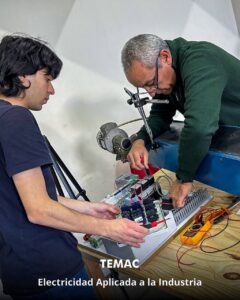 Profesionales y técnicos egresados del curso de capacitación industrial en Electricidad Aplicada dictado por TEMAC S.A. en Montevideo, Uruguay.