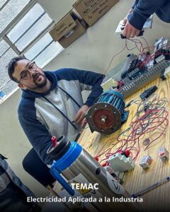 Profesionales y técnicos egresados del curso de capacitación industrial en Electricidad Aplicada dictado por TEMAC S.A. en Montevideo, Uruguay.