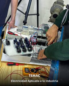 Profesionales y técnicos egresados del curso de capacitación industrial en Electricidad Aplicada dictado por TEMAC S.A. en Montevideo, Uruguay.