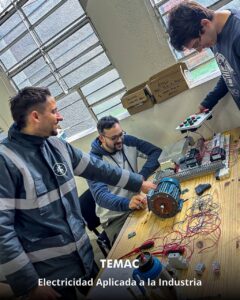 Profesionales y técnicos egresados del curso de capacitación industrial en Electricidad Aplicada dictado por TEMAC S.A. en Montevideo, Uruguay.