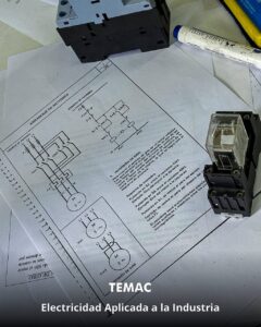 Profesionales y técnicos egresados del curso de capacitación industrial en Electricidad Aplicada dictado por TEMAC S.A. en Montevideo, Uruguay.
