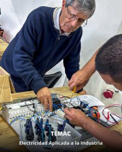 Profesionales y técnicos egresados del curso de capacitación industrial en Electricidad Aplicada dictado por TEMAC S.A. en Montevideo, Uruguay.