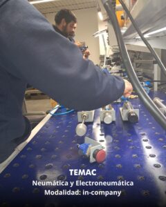 Operarios e ingenieros participando en el curso in-company de Neumática y Electroneumática brindado por TEMAC S.A. en las instalaciones de la empresa.
