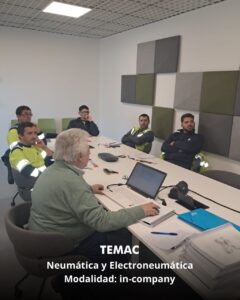Operarios e ingenieros participando en el curso in-company de Neumática y Electroneumática brindado por TEMAC S.A. en las instalaciones de la empresa.