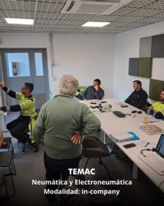 Operarios e ingenieros participando en el curso in-company de Neumática y Electroneumática brindado por TEMAC S.A. en las instalaciones de la empresa.