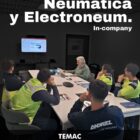 Operarios e ingenieros participando en el curso in-company de Neumática y Electroneumática brindado por TEMAC S.A. en las instalaciones de la empresa.