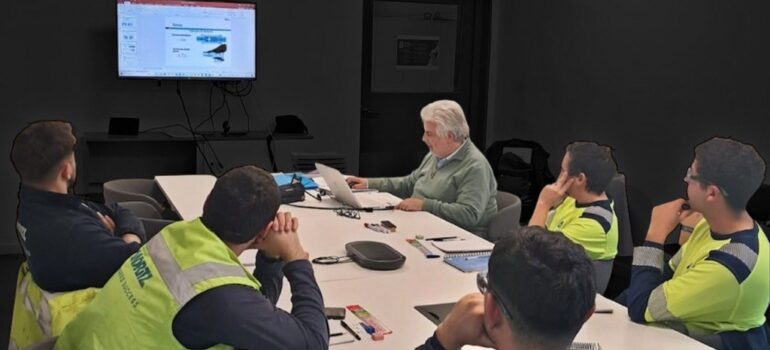 Operarios e ingenieros participando en el curso in-company de Neumática y Electroneumática brindado por TEMAC S.A. en las instalaciones de la empresa.