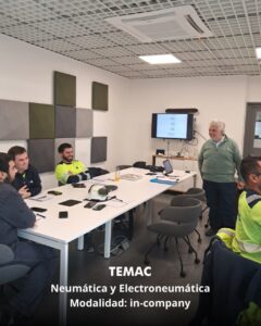 Operarios e ingenieros participando en el curso in-company de Neumática y Electroneumática brindado por TEMAC S.A. en las instalaciones de la empresa.