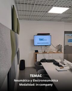 Operarios e ingenieros participando en el curso in-company de Neumática y Electroneumática brindado por TEMAC S.A. en las instalaciones de la empresa.