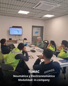 Operarios e ingenieros participando en el curso in-company de Neumática y Electroneumática brindado por TEMAC S.A. en las instalaciones de la empresa.
