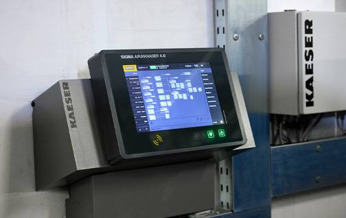 Controlador maestro SIGMA AIR MANAGER 4.0 de Kaeser gestionando una estación de aire comprimido de alta eficiencia.